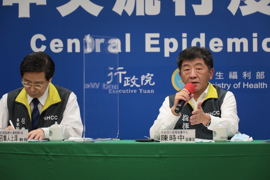 疫情中心指揮官陳時中(右)19日宣佈連續12天零確診,並暗諷世衛祕書長譚德塞及中國主席習近平在WHA會議中互相取暖。(photo by 中央流行疫情指揮中心)