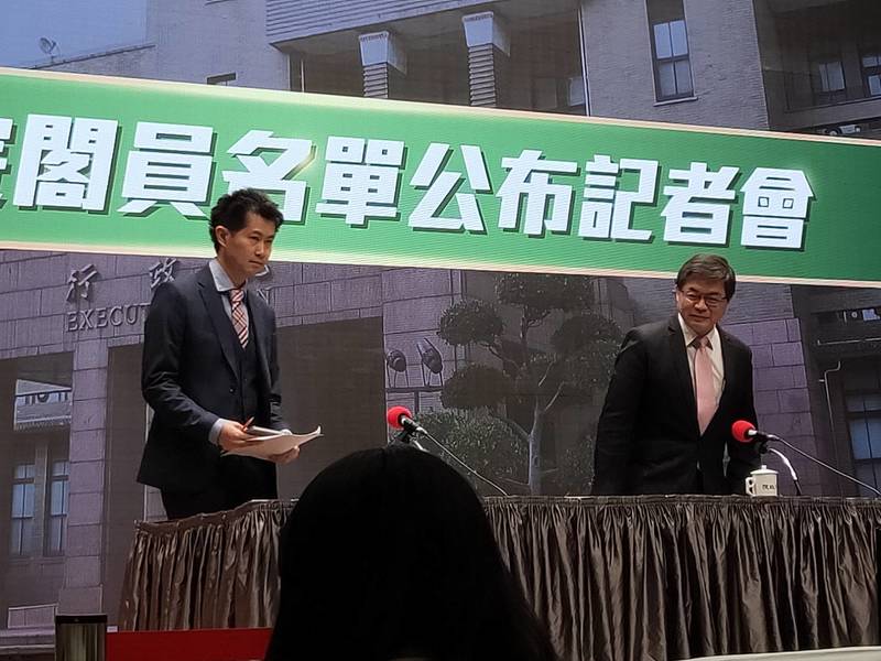 行政院新發言人丁怡銘(左)19日於記者會發布內閣新人事案。(Photo by 呂翔禾/台灣醒報、行政院)