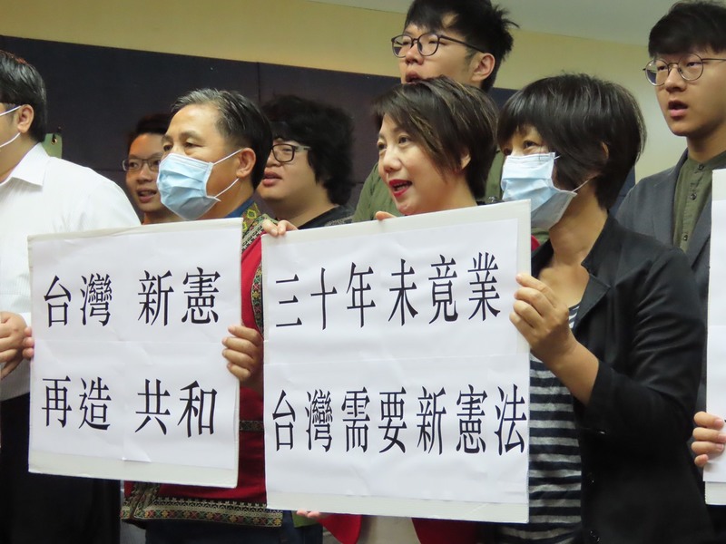 台灣青年民主協會等民團與眾學者們於20日總統就職大典特意召開記者會呼籲蔡英文儘速推動制定新憲。(photo by 施凱文/台灣醒報)