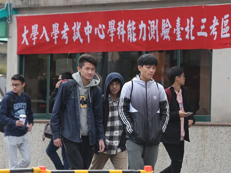 因為疫情造成的不確定感,讓學生想儘早入學。(Photo from中央社)