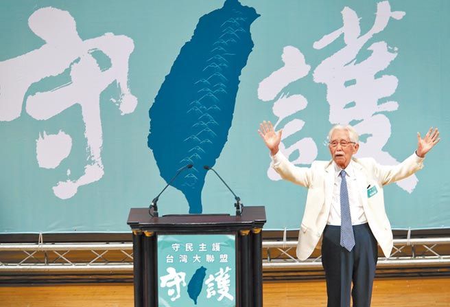 近期憲法問題引起各界討論,學者曲兆祥擔心修憲會成為政治問題,林佳和則認為應以制憲為目標。 (photo by 網路截圖)