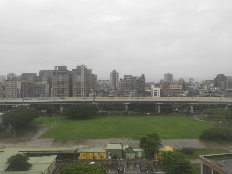 天氣專家提醒,22日雨勢將會非常大,這3天會有較多短暫強陣雨,請民眾留意。(Photo by 呂翔禾/台灣醒報)