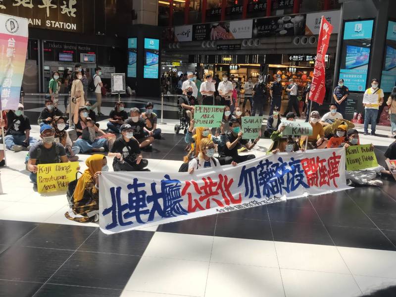 抗議團體在記者會結束後進入北車大廳席地而坐。(Photo by 呂翔禾/台灣醒報)