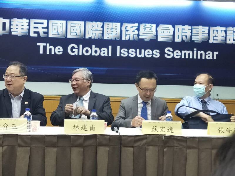 中華民國國際關係學會25日召開記者會,現場專家呼籲,面對疫情後的國際政治局勢,政府與產業都要謹慎以對、掌握趨勢。(Photo by 呂翔禾/台灣醒報)