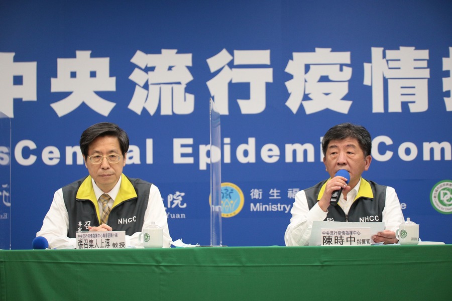 疫情中心指揮官陳時中(右)宣佈25日零確診,並承諾將改善負壓隔離病房的無障礙設施。圖左為張上淳。(photo by 疫情指揮中心)
