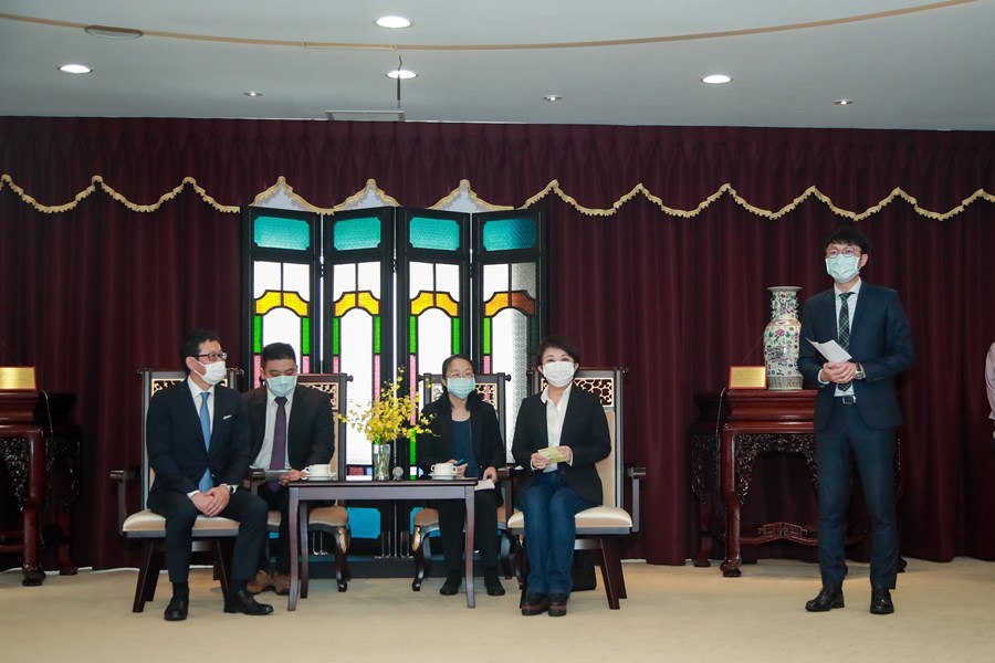 三井不動產集團董事長下町一朗25日拜會台中市長盧秀燕,宣布三井位於台中港的OUTLET第二期及位於台中東區的LaLaport購物商城即將於夏季動工。(台中市政府)