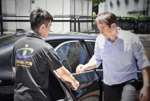 藉由推行代駕定型化契約,讓代駕更普及,以降低酒駕機會。(Photo from台灣大車隊)