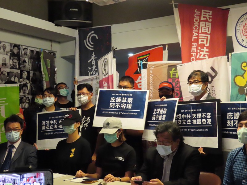 香港邊城青年、台灣公民陣線、台灣人權促進會等民團27日齊聚對中國政府推動國安法表達譴責。(photo by 施凱文/台灣醒報)
