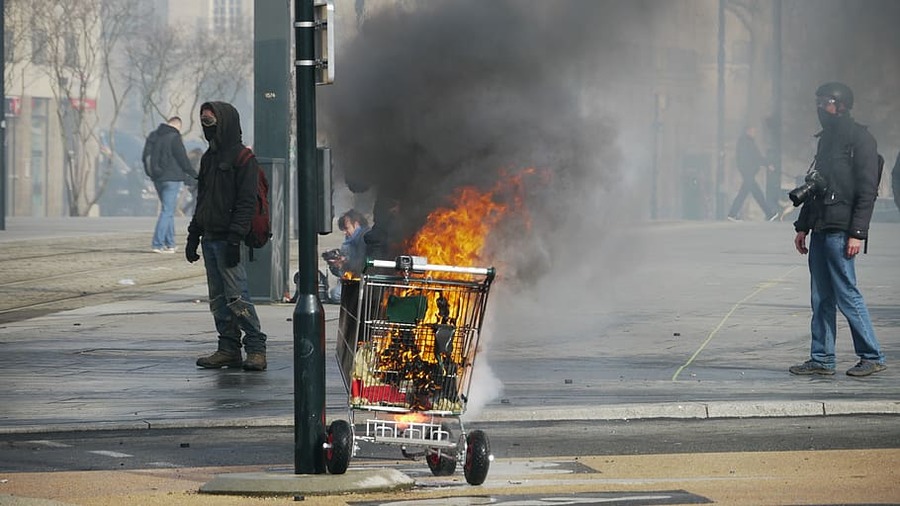 美國再度爆發警方執法過當與種族歧視問題,使全美陷入暴力抗爭。(圖為示意圖)(photo by pxfuel, used under CC License)