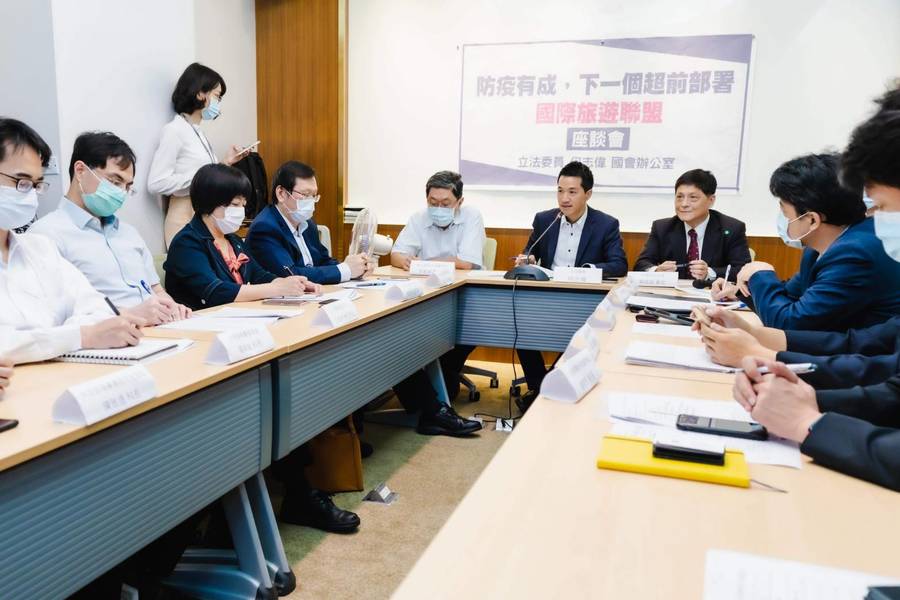 專家、學者在1日的座談會上,建議政府要積極轉型國旅,爭取加入國際旅遊聯盟,超前部署。(Photo by 立委何志偉辦公室)