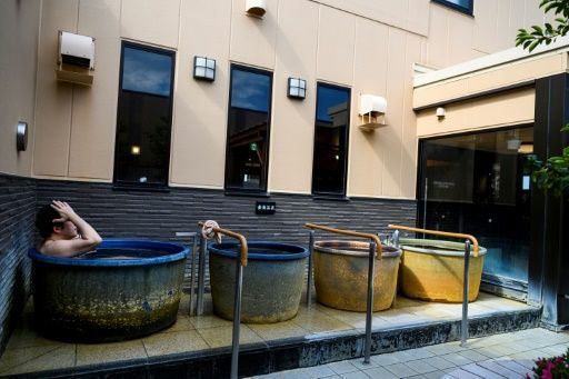 日本民眾面臨防疫及上澡堂泡湯的兩難,店家見狀便將共浴大池改為一人一缸的設施,以安撫民眾的心情。(photo by Twitter)