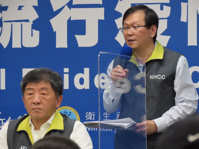疫情中心指揮官陳時中(左)1日表示,新增1例境外移入確診,對於日本擬開放入境名單無台灣在列,他表示正極力交涉中。右為發言人莊人祥。(photo by 施凱文/台灣醒報)