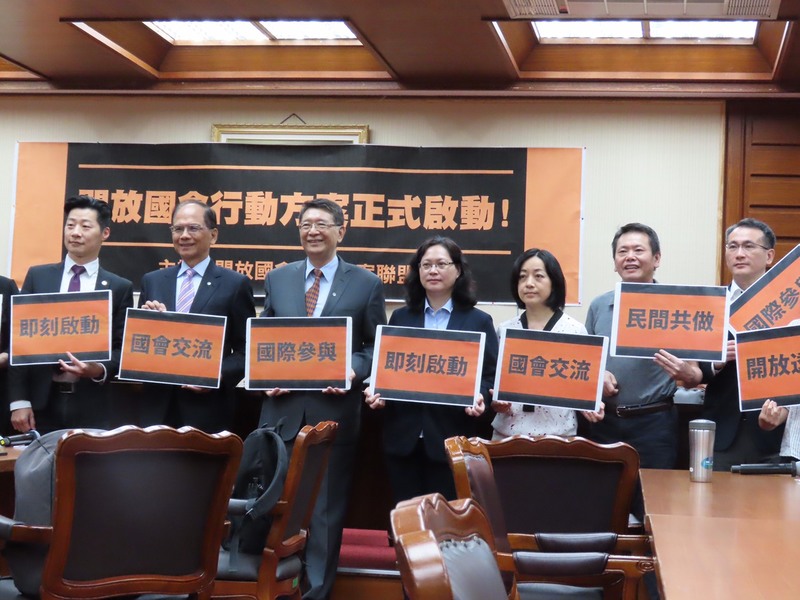 不分黨派立委都支持開放國會方案上,圖右依序為立委鄭運鵬、林為洲、王婉諭、賴香伶、立法院秘書長林志嘉、院長游錫堃及林昶佐。(photo by施凱文/台灣醒報)