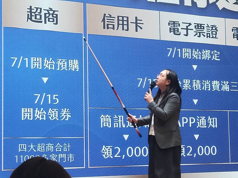 唐鳳拿撞球桿。(Photo by 呂翔禾/台灣醒報)