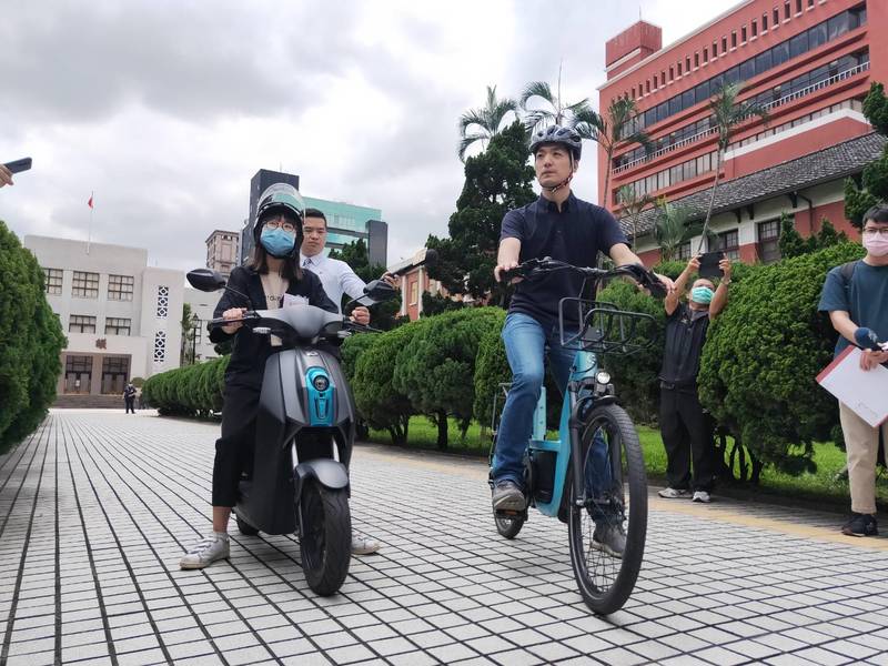 蔣萬安(右)3日呼籲交通部,儘速讓管制電動自行車的法規上路。(Photo by 呂翔禾/台灣醒報)