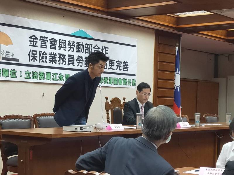 公聽會現場,工會代表與業者為保險法如何修法持續討論,對相關條文也有爭議。(Photo by 呂翔禾/台灣醒報)