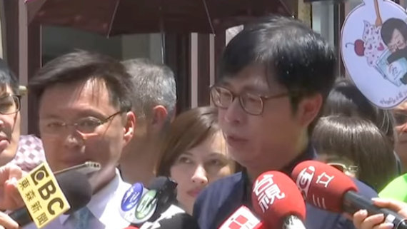 為了慶祝罷韓成功,名嘴在高雄駁二特區請5,000位高雄人吃冰,行政院副院長陳其邁(右)、民進黨立法委員趙天麟(左)也到場。(photo by Flickr)