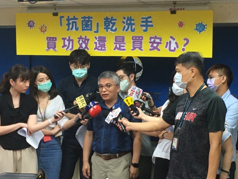消基會15日公佈市售乾洗手調查報告,發現全部產品都未經政府核可認證,呼籲消費者購買前詳閱內容物。圖為麥富德教授。(photo by施凱文/台灣醒報)