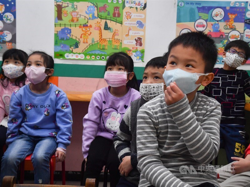 國健署長王英偉呼籲,請家長依照7歲以下提供7次兒童預防保健時程,帶家中寶貝進行檢查