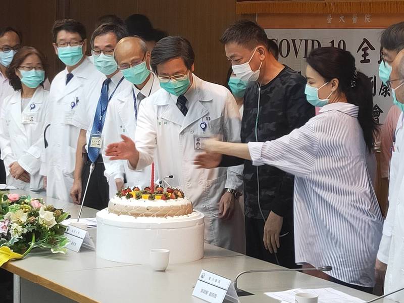 台大醫院團隊與新冠肺炎康復病友(著黑衣者)慶祝出院。(Photo by 呂翔禾/台灣醒報)