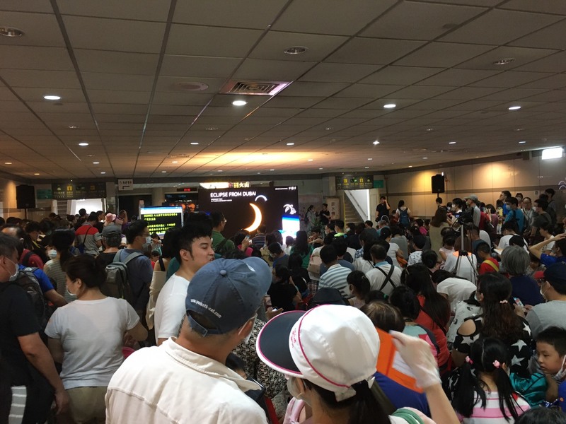 台北市天文館21日擠滿人潮,民眾蜂擁而至只為一睹百年難得一見的天文奇景,上帝金戒指「日環食」。(photo by施凱文/台灣醒報)