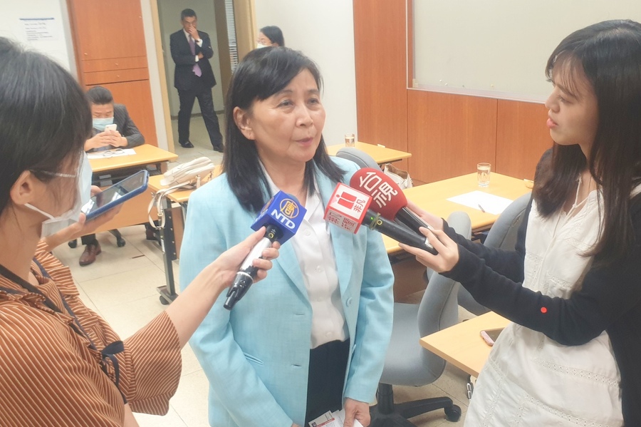 劉憶如(中)說,「這些印出來的鈔票在哪裡?從美國股市的表現就不難看出。」(photo by 祝潤霖/台灣醒報)