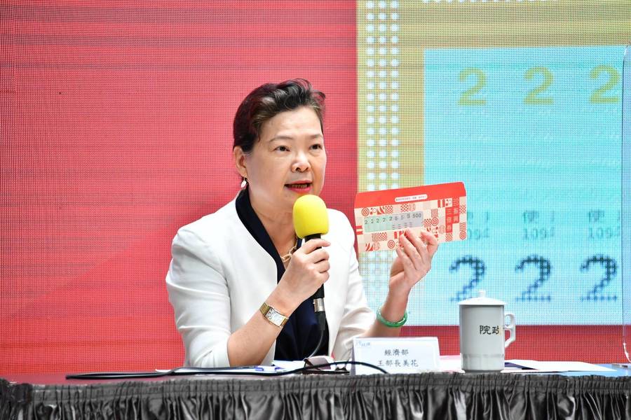 3倍券將於7月開始預購,行政院29日召開記者會,鼓勵民眾免排隊、提前預購。(Photo by 行政院)