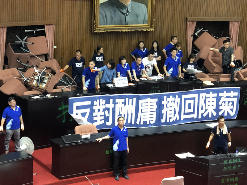 立法院29日被拒馬層層圍起,上頭佈滿「民主已死、暴政必亡」標語。(photo by施凱文/台灣醒報)