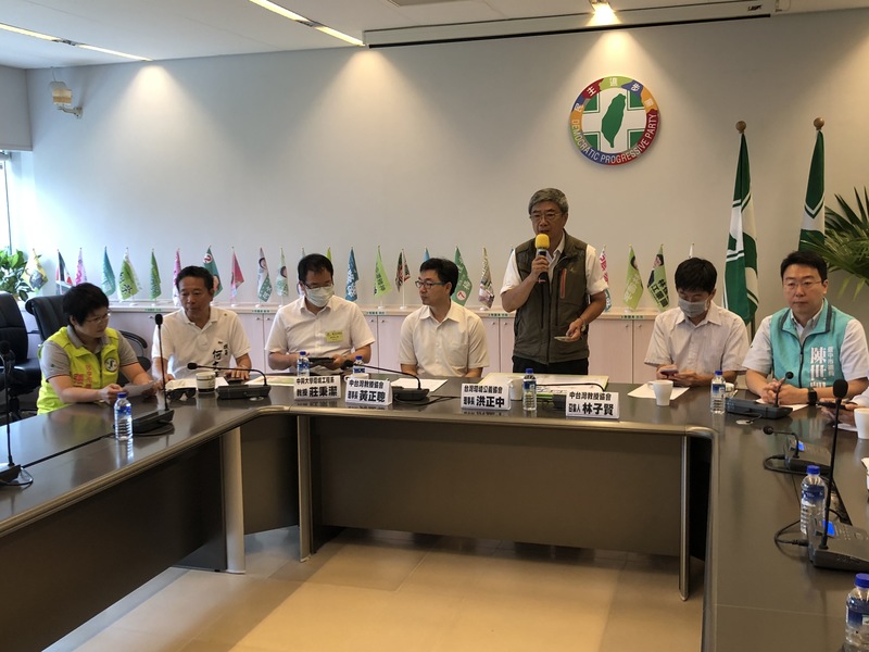 為了中火重啟舊機組,台中市藍綠黨團互相拼場召開記者會,互指對方不是。(photo by 劉東皋/台灣醒報)