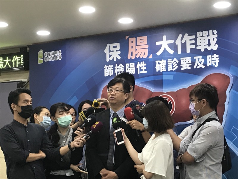 台大醫院內科臨床教授邱瀚模在記者會上表示,篩檢陽性應及早做「大腸鏡確診」。(photo by 臧品安/台灣醒報)