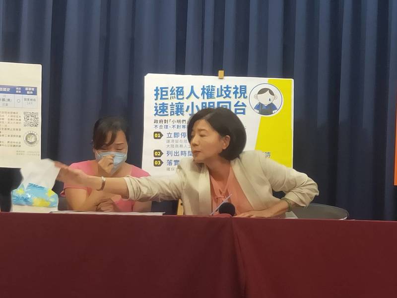 小明家屬(左)在記者會現場痛哭。(Photo by 呂翔禾/台灣醒報)