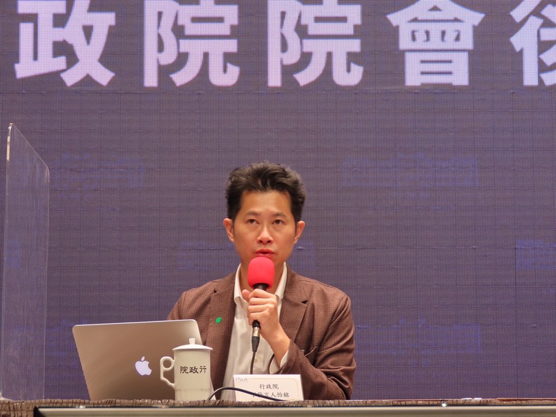 行政院發言人丁怡銘2日引述蘇貞昌談話,表示將協助台灣半導體廠商進行在地化及數位轉型。(photo by 施凱文/台灣醒報)