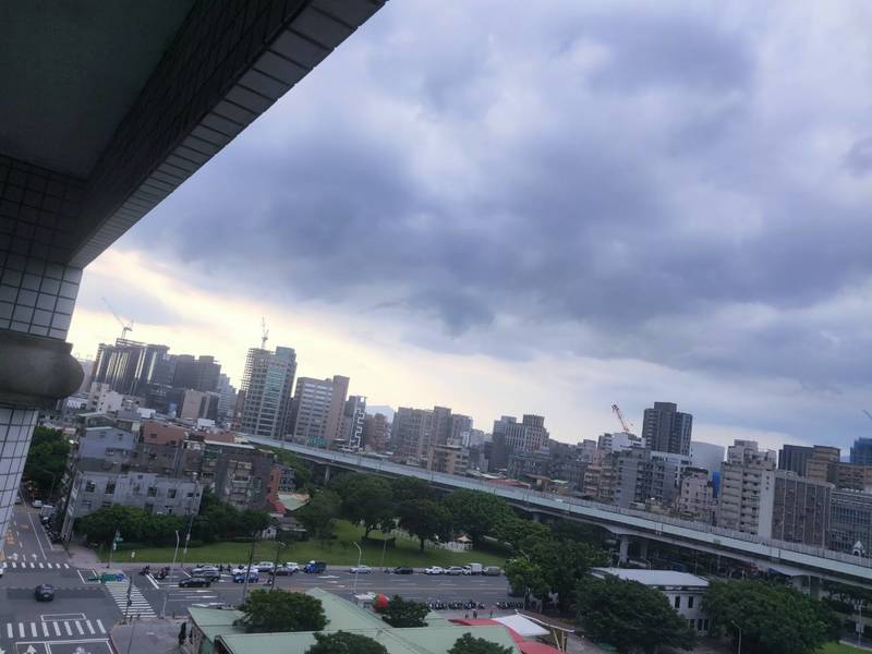 未來1周將持續高溫,專家預測甚至可能會熱到月底,並提醒民眾嚴防午後雷陣雨。(Photo by 呂翔禾/台灣醒報)