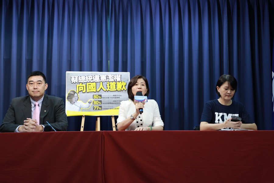國民黨文傳會主委王育敏(中)痛批,總統蔡英文召喚大法官呂太郎到場報告並當面訓斥,令司法獨立審判的公信力蕩然無存。(photo by 國民黨文傳會)
