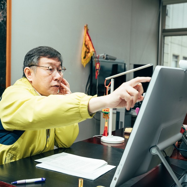 在執政黨全面掌握政府下,黨內外仍有許多有志之士,勇敢跳出來批評監督。(Photo on 柯文哲臉書)