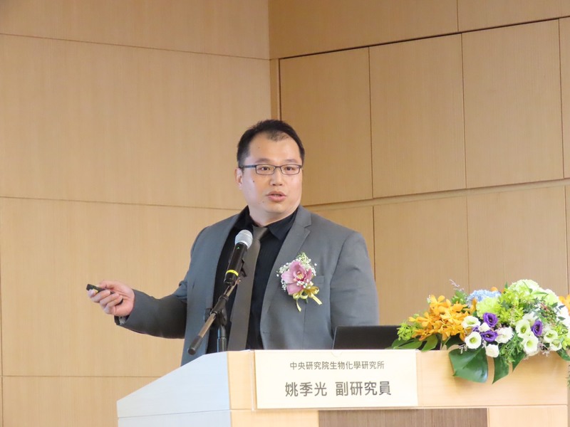 中研院化學生物所副研究員姚季光9日獲頒「年輕學者研究著作獎」時,感性對老婆表達謝意。(photo by 施凱文/台灣醒報)