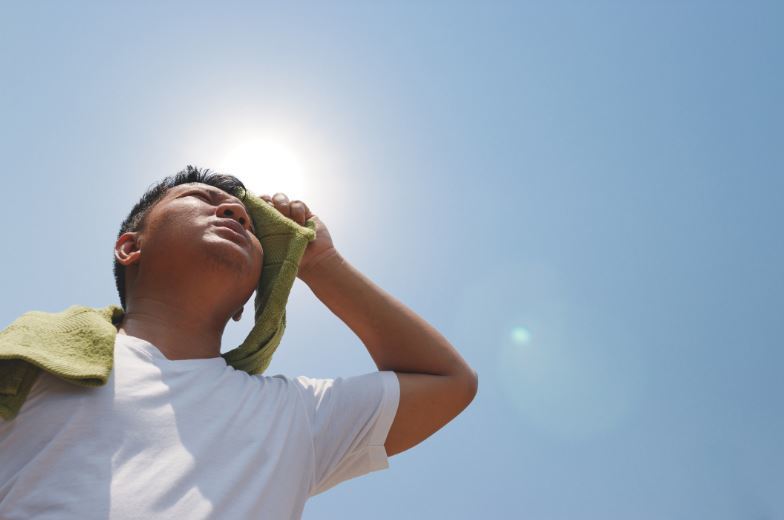 國健署提醒民眾,在溫度高的夏季,待在家也要注意熱傷害情況。(photo by Twitter)