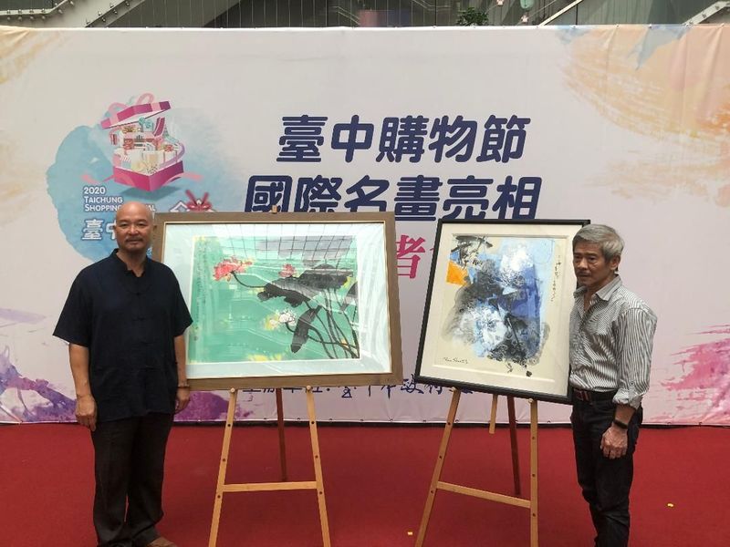 藝術名家捐畫當作台中購物節獎項,文化局長張大春預估兩幅畫作收藏20年後,比今年豪宅大獎還值錢。圖左為許文融,右為廖本生。(photo by 劉東皋/台灣醒報)
