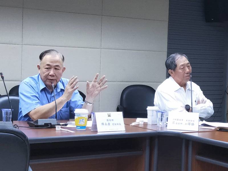 國安專家們提醒台海之間小衝突可能會演變成大規模戰爭的可能性。圖為前國防部副部長陳永康、前國安局局長蔡得勝(Photo by 呂翔禾/台灣醒報)