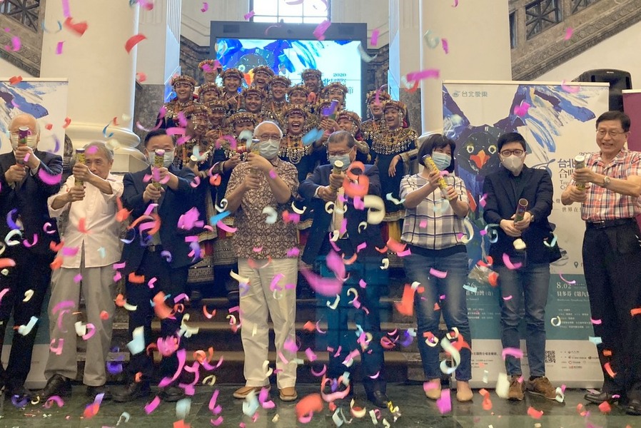 TICF20第20屆台北國際合唱音樂節在台灣博物館舉行開幕嘉年華,現場嘉賓與演出團隊拉炮慶賀。(photo by 台北愛樂文教基金會)