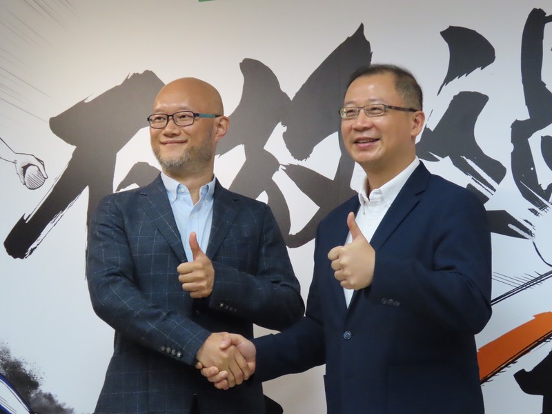 中華職棒大聯盟會長吳志揚(右)與LINE台灣總經理陳立人(左)23日宣佈擴大合作,號召更多球迷入場。(photo by 施凱文/台灣醒報)