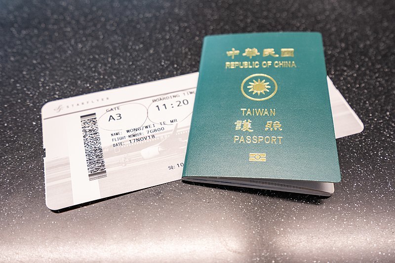 現行中華民國護照功能夠用、好用,若因改變名義而被取消免簽國,付出代價的是全體國民。(photo by Wikimedia Commons)