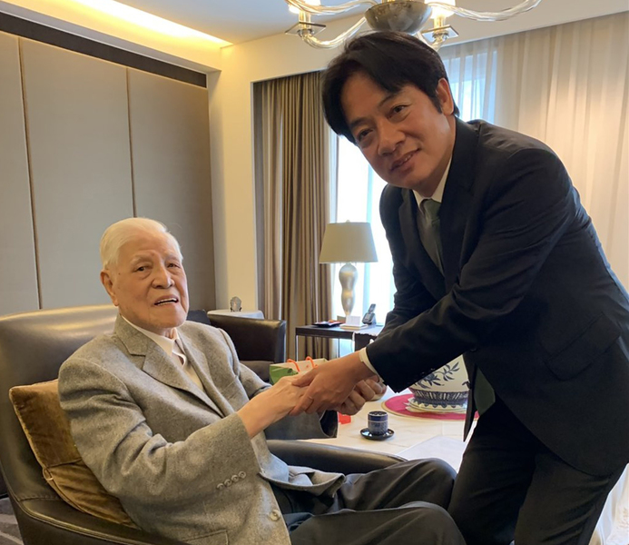 前總統李登輝驚傳病況緊急,總統、副總統、行政院長紛紛前往探視。圖為副總統賴清德去年登記民進黨黨內總統初選時專程探視李登輝。(李登輝辦公室提供)