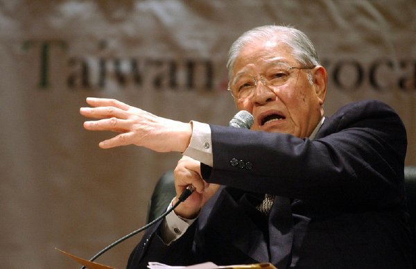 李登輝1996年當選中華民國史上首位直接民選總統,其後又將政權和平轉移到民進黨陳水扁手中,曾被《時代》雜誌稱為「民主先生」。(中央社)