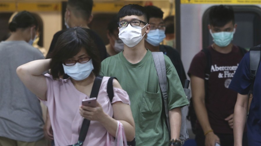 專家一致呼籲,政府應趁現在人數少時對外籍人士實施入境普篩,減除民眾恐慌感。(photo by Twitter)