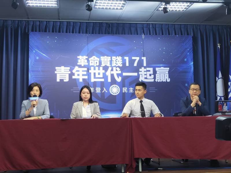 國民黨革實院學員們對蔡政府提出勞權白皮書,闡述他們對於勞動政策的意見。(Photo by 呂翔禾/台灣醒報)