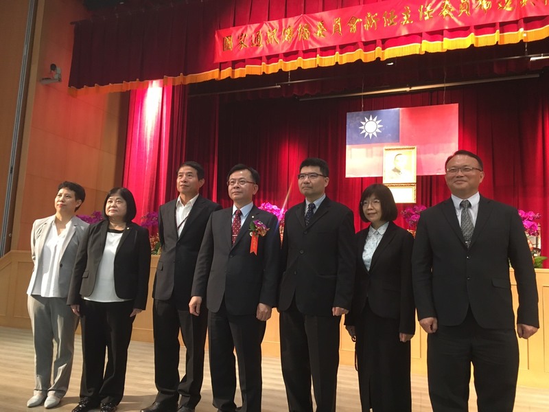 NCC國家公訊傳播委員會主委陳耀祥(中)3日正式就職與各業界人士合照,宣示將落實電視分組付費制度及加強偏鄉5G建設。(photo by施凱文/台灣醒報)