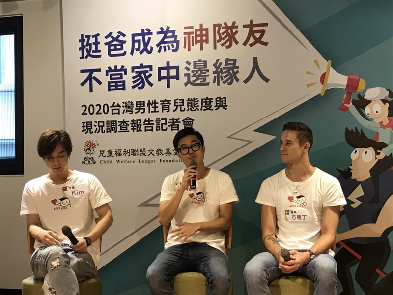 台灣爸爸Kim、韓國爸爸小朗哥爸爸和瑞典爸爸方馬丁在記者會上分享對男性育兒的看法。左起。(photo by 臧品安/台灣醒報)