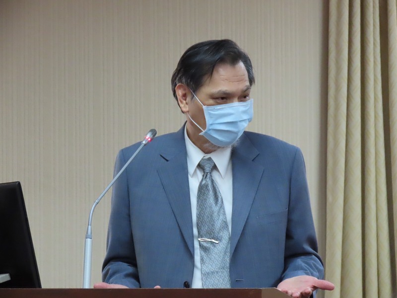 陸委會主委陳明通被問到小明及陸生何時能來台時,僅雙手一攤表示無奈。(photo by 施凱文/台灣醒報)