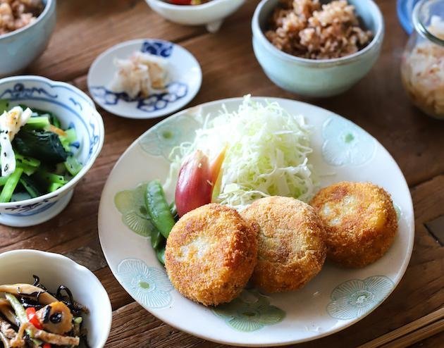 日本主婦為了顧及家人營養,會準備多樣菜品,但料理專家認為,準備越多菜不見得越均衡,反而給婦女帶來不必要的壓力。(Photo from レタスクラブused under CC License)